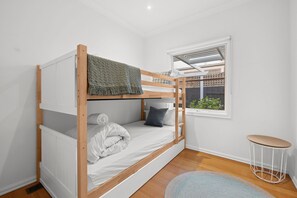 3 Schlafzimmer, Schreibtisch, Bügeleisen/Bügelbrett, WLAN