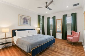 3 habitaciones, escritorio y tabla de planchar con plancha 