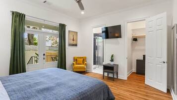 3 habitaciones, escritorio y tabla de planchar con plancha