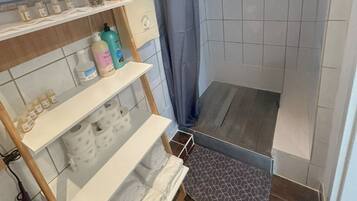 Dusche, Haartrockner, Handtücher, Seife