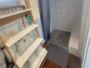 Shower, hair dryer, towels, soap - Stadtnahe Wohnung mit Küche - Ideal für Familien, Singles und Geschäftsreisende! (Oelde)