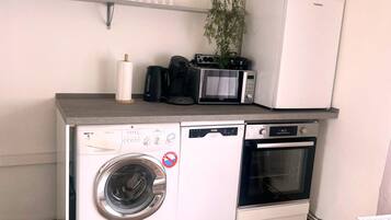 Ofen, Herdplatte, Wasserkocher mit Kaffee-/Teezubehör, Wasserkocher