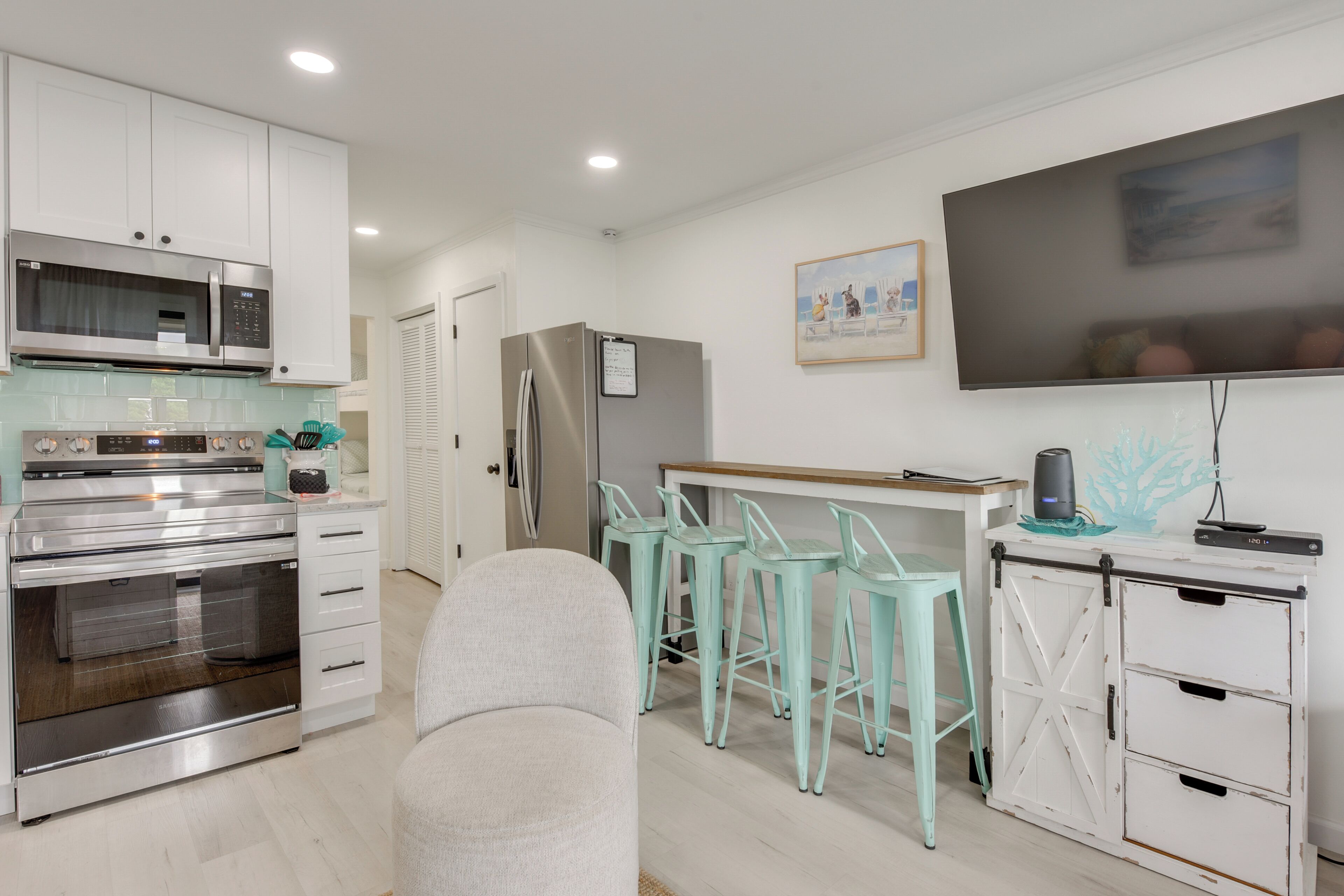 Fridge, microwave, stovetop, dishwasher