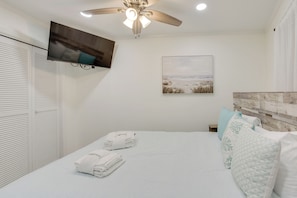 1 bedroom, iron/ironing board, Internet, bed sheets - Pool Access! Oceanfront Hilton Head Island Condo (Hilton Head Island)