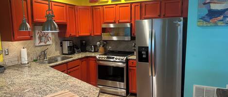 Een koelkast, een microgolfoven, een oven, een kookplaat