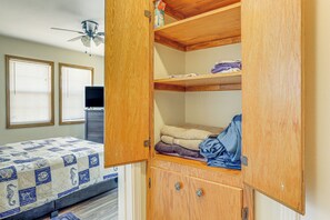 2 chambres, fer et planche à repasser, Wi-Fi, draps fournis