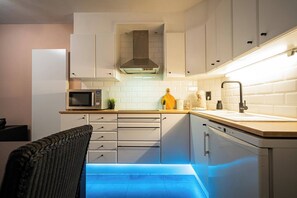 冰箱、微波炉、烤箱、炉灶