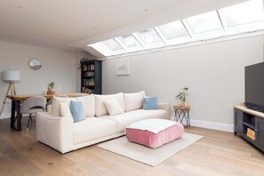 TV - Luxury Chichester Home for 12 (West Sussex)