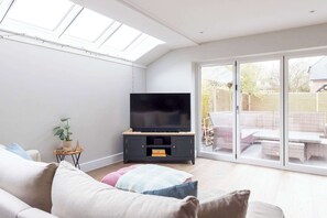 TV - Luxury Chichester Home for 12 (West Sussex)