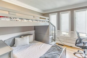 4 camere, una scrivania, ferro/asse da stiro, culla da viaggio