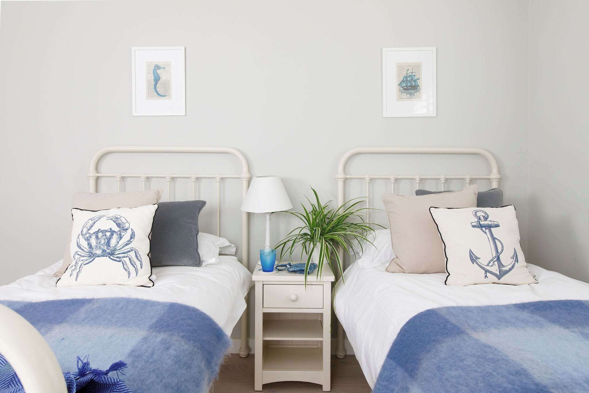 4 slaapkamers, een bureau, een strijkplank/strijkijzer, reisbedje