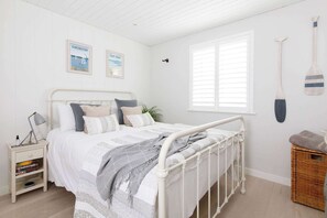 4 Schlafzimmer, Schreibtisch, Bügeleisen/Bügelbrett, Reisekinderbett