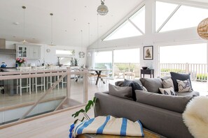 TV, fireplace, video games, offices - Hamptons Style Lux Beach house (Bracklesham Bay)
