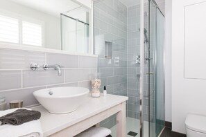 Douche, serviettes fournies