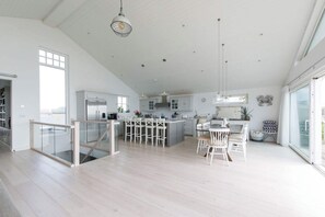 Dining - Hamptons Style Lux Beach house (Bracklesham Bay)