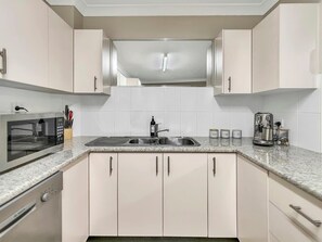 Frigorífico, microondas, horno y placa de cocina