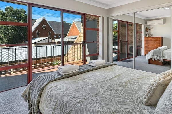 2 habitaciones, tabla de planchar con plancha, cuna de viaje y wifi