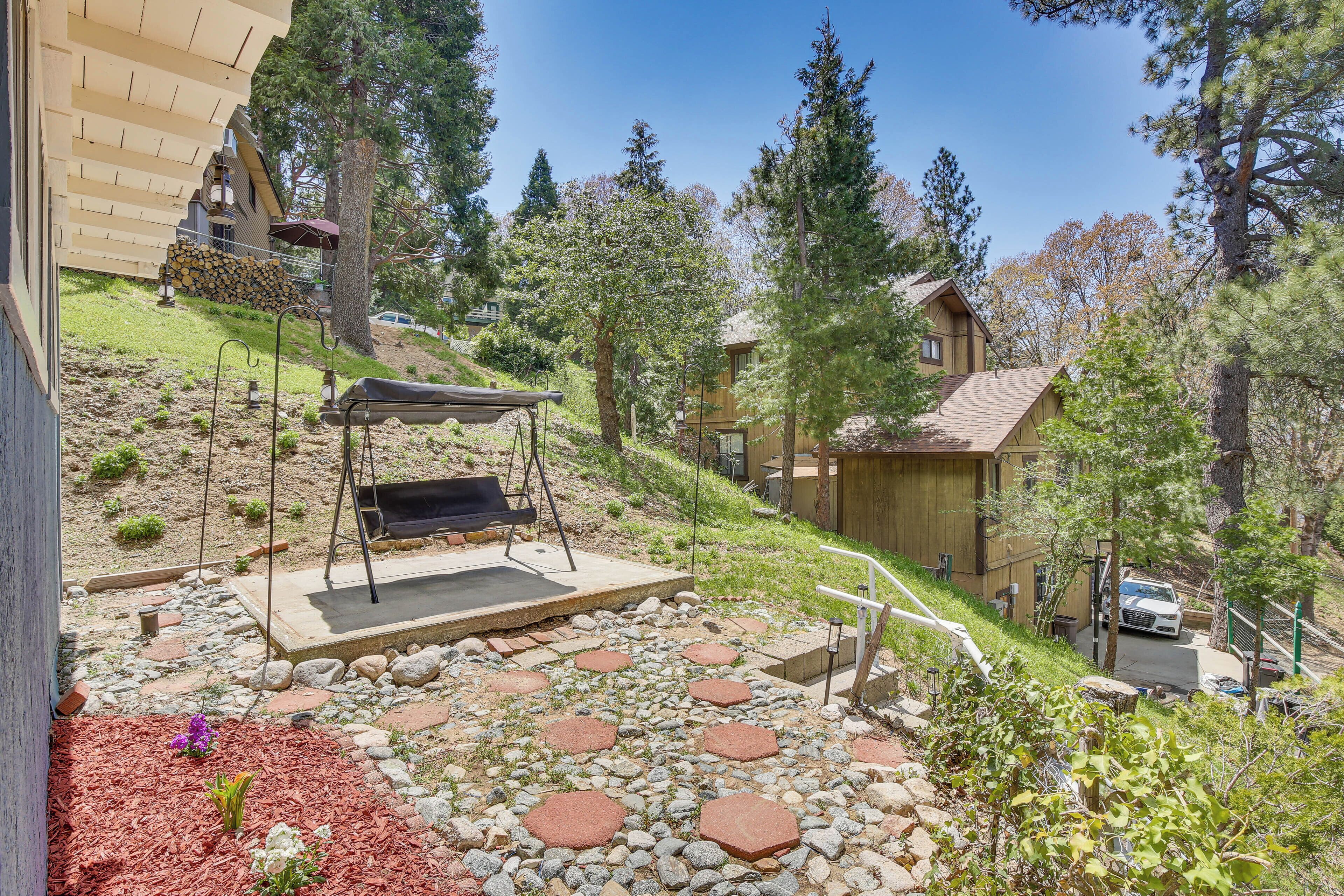 Cozy Crestline Cabin w/ Mountain-View Balcony!