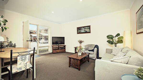 Smart TV - 2 BR Apartment in Melbourne Street - North Adelaide (North Adelaide)