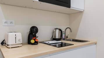 Coffee/tea maker, fridge, microwave, stovetop