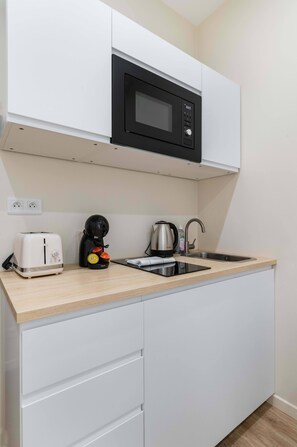 Coffee/tea maker, fridge, microwave, stovetop