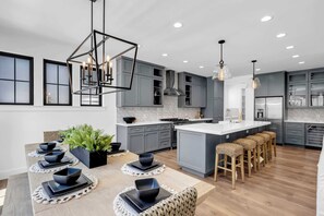 Fridge, microwave, oven, stovetop - Butterfly:  Luxury w/pool, boat slip, sports court (Kingsland)