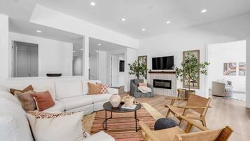 TV connectée, cheminée, espaces bureaux