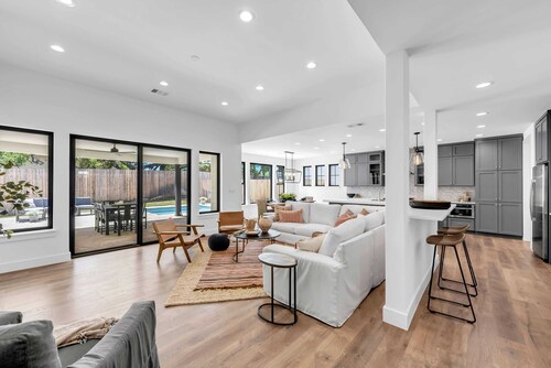 Butterfly:  Luxury w/pool, boat slip, sports court