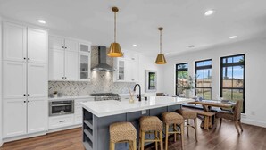 Private kitchen - Dragonfly: Luxury w/pool, boat slip, sports court (Kingsland)