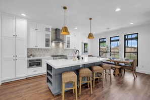 Fridge, microwave, oven, stovetop - Dragonfly: Luxury w/pool, boat slip, sports court (Kingsland)