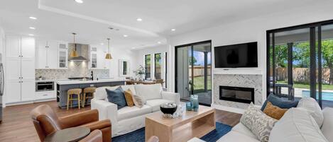 Smart-TV, Kamin, Arbeitsbereiche