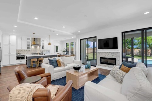 Dragonfly: Luxury w/pool, boat slip, sports court