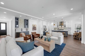 Smart TV, chimenea y oficina 