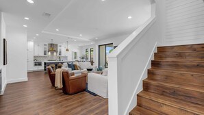 Living area - Dragonfly: Luxury w/pool, boat slip, sports court (Kingsland)