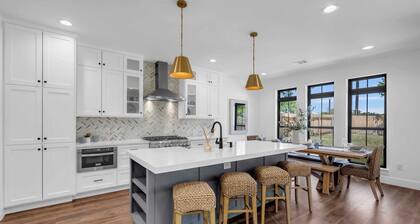 Dragonfly: Luxury w/pool, boat slip, sports court