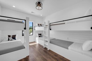 4 soverom, skrivebord, wi-fi og sengetøy