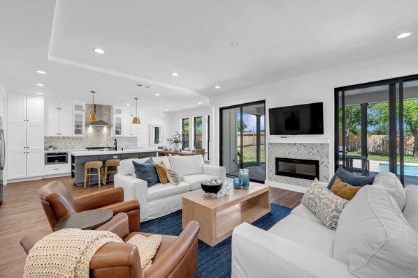 Smart TV, chimenea y oficina 