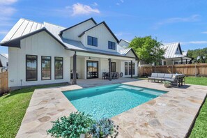 A heated pool - Dragonfly: Luxury w/pool, boat slip, sports court (Kingsland)