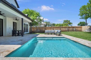 Et oppvarmet basseng