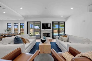 Smart TV, fireplace, offices - Dragonfly: Luxury w/pool, boat slip, sports court (Kingsland)