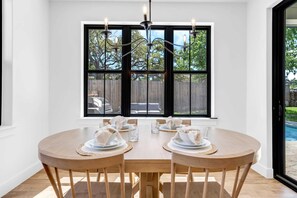 Dining - Firefly: Luxury w/pool, boat slip, sports court (Kingsland)