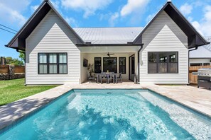 A heated pool - Firefly: Luxury w/pool, boat slip, sports court (Kingsland)