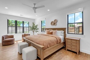 4 bedrooms, desk, WiFi, bed sheets - Firefly: Luxury w/pool, boat slip, sports court (Kingsland)