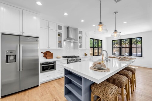 Firefly: Luxury w/pool, boat slip, sports court