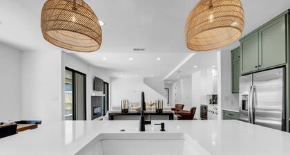 Ladybug: Luxury w/pool, boat slip, sports court