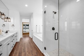 Shower, hair dryer, towels, toilet paper - Ladybug:  Luxury w/pool, boat slip, sports court (Kingsland)