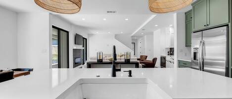 Jääkaappi, mikroaaltouuni, uuni, liesi