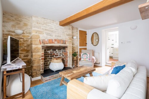 18th Century Cottage in Cirencester with Garden