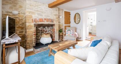 18th Century Cottage in Cirencester with Garden
