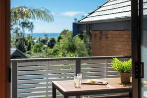 Outdoor dining - The Surf Pad - Oceanstays - Pet Friendly (Angourie)